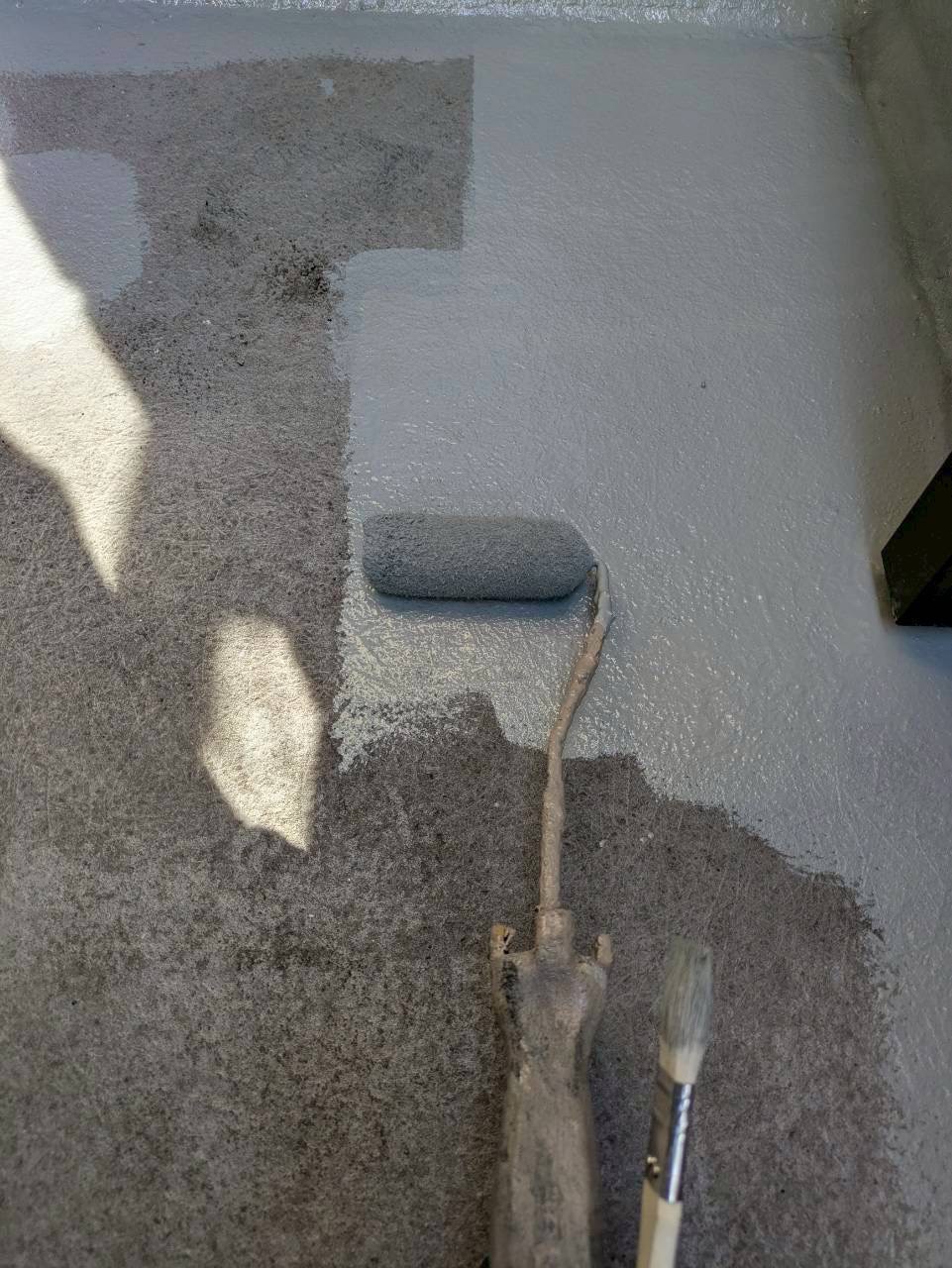 グレーのトップコートで劣化したバルコニー床を保護